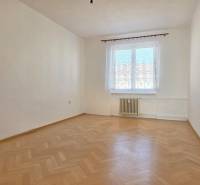 Predaj - 3 izbový byt,  69 m2, balkón,  ul.ČSA, KE - Staré Mesto - Prázdna miestnosť s oknom a podlahou s dreveným dekorom v 3-izbovom byte.