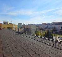 Predaj - 3 izbový byt,  69 m2, balkón,  ul.ČSA, KE - Staré Mesto - Pohľad na rozľahlú terasu v Košiciach, mestskej časti Staré Mesto na ulici ČSA.