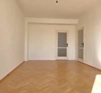 Predaj - 3 izbový byt,  69 m2, balkón,  ul.ČSA, KE - Staré Mesto - Izba v 3-izbovom byte má podlahu s dreveným dekorom a biele steny.