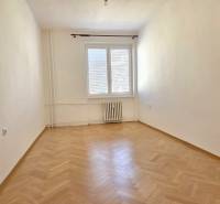 Predaj - 3 izbový byt,  69 m2, balkón,  ul.ČSA, KE - Staré Mesto - Prázdna miestnosť s podlahou s dreveným dekorom v 3-izbovom byte, jasné steny, radiátor.