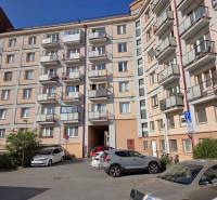 Predaj - 3 izbový byt,  69 m2, balkón,  ul.ČSA, KE - Staré Mesto - Päťposchodový bytový dom na ulici ČSA, Košice - mestská časť Staré Mesto s parkoviskom.