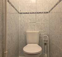 Predaj - 3 izbový byt,  69 m2, balkón,  ul.ČSA, KE - Staré Mesto - Toaleta s bielym keramickým obkladom v 3-izbovom byte.