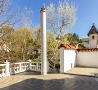 2-izb. byt v RD, TERASA, BA IV Dúbravka, Tavarikova Osada - Drevený dekor terasy pri dome v Bratislave - Dúbravke na Plachého.