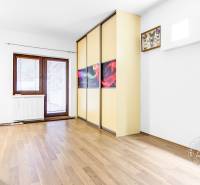 2-izb. byt v RD, TERASA, BA IV Dúbravka, Tavarikova Osada - Izba s drevenou podlahou, vstavanou skriňou a oknom v 2-izbovom byte.