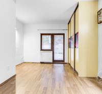 2-izb. byt v RD, TERASA, BA IV Dúbravka, Tavarikova Osada - Izba v 2-izbovom byte s drevenou podlahou, skriňou a vstupom na balkón.