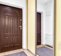 2-izb. byt v RD, TERASA, BA IV Dúbravka, Tavarikova Osada - Vstupná chodba v 2-izbovom byte s bezpečnostnými dverami a zrkadlovou skriňou.