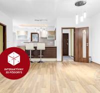 2-izb. byt v RD, TERASA, BA IV Dúbravka, Tavarikova Osada - Dizajn interiéru v 2-izbovom byte s barovým pultom, stoličkami a obrazom na stene.