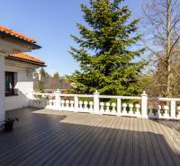 2-izb. byt v RD, TERASA, BA IV Dúbravka, Tavarikova Osada - Terasa s dreveným dekorom a stromami v pozadí.