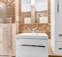 2-izb. byt v RD, TERASA, BA IV Dúbravka, Tavarikova Osada - Kúpeľňa v 2-izbovom byte s umývadlom, zrkadlom, skrinkami a ozdobnými kachličkami.