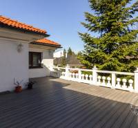 2-izb. byt v RD, TERASA, BA IV Dúbravka, Tavarikova Osada - V exteriéri 2-izbového bytu s terasou na Plachého ulici v Bratislave-Dúbravke.