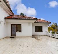 2-izb. byt v RD, TERASA, BA IV Dúbravka, Tavarikova Osada - Terasa rodinného domu s bielym zábradlím a červenou strechou, Plachého ulica, Bratislava-Dúbravka.