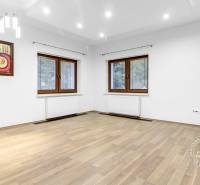 2-izb. byt v RD, TERASA, BA IV Dúbravka, Tavarikova Osada - Priestranná izba s drevenou podlahou, dvoma oknami a obrazom v 2-izbovom byte.