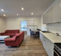 REZERVOVANÉ - Predaj, dvojizbový byt Lučenec - EXKLU... - Obývacia izba v 2-izbovom byte so sedačkou a podlahou s dreveným dekorom.