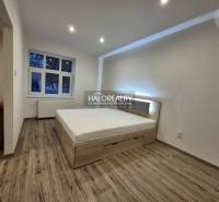 REZERVOVANÉ - Predaj, dvojizbový byt Lučenec - EXKLU... - Spálňa v 2-izbovom byte s posteľou a podlahou s dreveným dekorom.