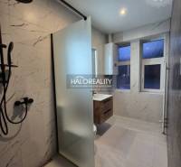 REZERVOVANÉ - Predaj, dvojizbový byt Lučenec - EXKLU... - Kúpeľňa v 2-izbovom byte s vani a sprchou, obklady s imitáciou mramoru.