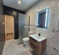 REZERVOVANÉ - Predaj, dvojizbový byt Lučenec - EXKLU... - Kúpeľňa v 2-izbovom byte s čiernym mramorom a podlahou s dreveným dekorom.