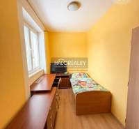 Predaj, trojizbový byt Štiavnické Bane, pri jazere  ... - Kúpeľňa v 3-izbovom byte s rohovou vaňou a bielymi obkladačkami.