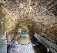 Chata pred dokončením, pozemok 770 m2, Horná Maríková - Kamenná pivnica chaty s klenutým stropom a kovovými doplnkami.