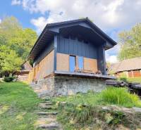 Chata pred dokončením, pozemok 770 m2, Horná Maríková - Chata v obci Horná Mariková s kamenným základom a okolitou prírodou.