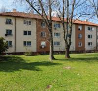 EXKLUZIVNE - nadštandardný 3i byt, Vajanského 27, Piešťany - Bytový dom na Vajanského ulici v Piešťanoch obklopený trávou a stromami.