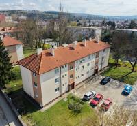 EXKLUZIVNE - nadštandardný 3i byt, Vajanského 27, Piešťany - Pohľad na sídlisko z Vajanského ulice v Piešťanoch, blízko bytového domu.