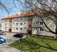 EXKLUZIVNE - nadštandardný 3i byt, Vajanského 27, Piešťany - Bytový dom s parkoviskom a stromami na Vajanského ulici v Piešťanoch.