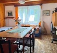 Rodinný dom (chalupa) na veľkom pozemku, Krúd - Bodovka - Obývacia izba v rodinnom dome s jedálenským stolom a kvetmi na ňom.