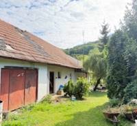 Rodinný dom (chalupa) na veľkom pozemku, Krúd - Bodovka - Dvor rodinného domu na Krivosúde-Bodovke s garážou a záhradou plnou vegetácie.
