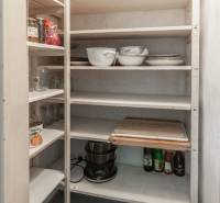 Predaj 3i bytu 84m2 - dva balkóny , Nábrežná v NZ - Špajza s regálmi a kuchynským riadom v 3-izbovom byte.