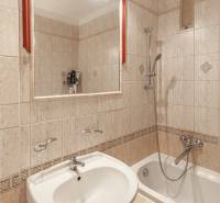 Predaj 3i bytu 84m2 - dva balkóny , Nábrežná v NZ - Kúpeľňa s vaňou, umývadlom a zrkadlom v 3-izbovom byte.