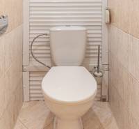 Predaj 3i bytu 84m2 - dva balkóny , Nábrežná v NZ - Toaleta s béžovými dlaždicami v 3-izbovom byte, v čistom a jednoduchom dizajne.