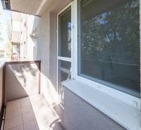 Predaj 3i bytu 84m2 - dva balkóny , Nábrežná v NZ - Balkón v 3-izbovom byte s výhľadom na zeleň v Nových Zámkoch, Nábrežnej ulici.