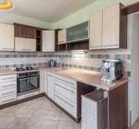 Predaj 3i bytu 84m2 - dva balkóny , Nábrežná v NZ - Kuchyňa v 3-izbovom byte s funkčnou linkou a dlaždicovým obkladom na stene.