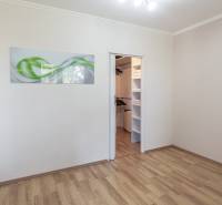 Predaj 3i bytu 84m2 - dva balkóny , Nábrežná v NZ - Izba s podlahou s dreveným dekorom a vstavaným šatníkom v 3-izbovom byte.