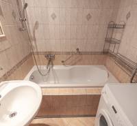 Predaj 3i bytu 84m2 - dva balkóny , Nábrežná v NZ - Kúpeľňa v 3-izbovom byte s obkladačkami, vaňou a pračkou.