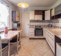 Predaj 3i bytu 84m2 - dva balkóny , Nábrežná v NZ - Kuchyňa s mozaikovým obkladom a stolom v 3-izbovom byte je vybavená spotrebičmi.