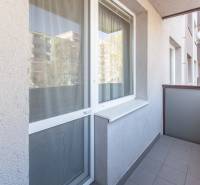 Predaj 3i bytu 84m2 - dva balkóny , Nábrežná v NZ - Balkón 3-izbového bytu na Nábrežnej ulici v Nových Zámkoch s výhľadom na okolie.