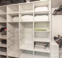 Predaj 3i bytu 84m2 - dva balkóny , Nábrežná v NZ - Úložný priestor s policami a vešiakmi v 3-izbovom byte s podlahou s dreveným dekorom.