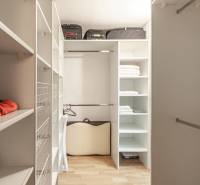 Predaj 3i bytu 84m2 - dva balkóny , Nábrežná v NZ - Šatník s regálmi a podlahou s dreveným dekorom v 3-izbovom byte.