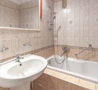 Predaj 3i bytu 84m2 - dva balkóny , Nábrežná v NZ - Kúpeľňa v 3-izbovom byte s vaňou, obkladačkami a umývadlom, doplnená zrkadlom.