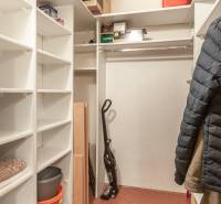 Predaj 3i bytu 84m2 - dva balkóny , Nábrežná v NZ - Šatník v 3-izbovom byte s policami a miestom na zavesenie odevov.