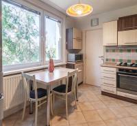 Predaj 3i bytu 84m2 - dva balkóny , Nábrežná v NZ - Kuchyňa v 3-izbovom byte s kachličkovanou stenou a podlahou s dreveným dekorom.