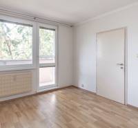 Predaj 3i bytu 84m2 - dva balkóny , Nábrežná v NZ - Izba v 3-izbovom byte s podlahou s dreveným dekorom a veľkými oknami.