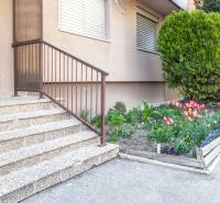 Predaj 3i bytu 84m2 - dva balkóny , Nábrežná v NZ - Vchod do 3-izbového bytu na Nábrežnej ulici v Nových Zámkoch s kvetinovou záhradkou.