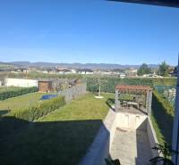 Moderný rodinný dom so záhradou, bazénom a nadštandardným priestorom - Záhrada rodinného domu v Zvončíne s altánkom a bazénom, výhľad na kopce.