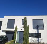 Moderný rodinný dom so záhradou, bazénom a nadštandardným priestorom - Rodinný dom v Zvončíne s minimalistickou fasádou a upravenou predzáhradkou.