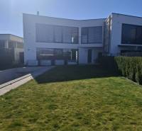 Moderný rodinný dom so záhradou, bazénom a nadštandardným priestorom - Rodinný dom v Zvončíne s priestranným trávnikom a slnečným exteriérom.