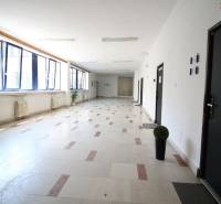 Prenájom centrum Galanty - Chodba v kanceláriách s veľkými oknami a dlaždicovou podlahou.
