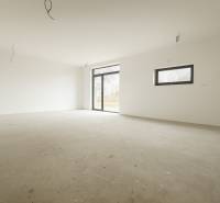 4-izbový rodinný dom Galanta – HODY - bez rezervačnej zálohy - Priestranná miestnosť v rodinnom dome s oknom a balkónovými dverami.