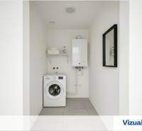 4-izbový rodinný dom Galanta – HODY - bez rezervačnej zálohy - Práčovňa s práčkou a bojlerom, biele steny, podlaha s dekorom dlaždíc, Rodinný dom.